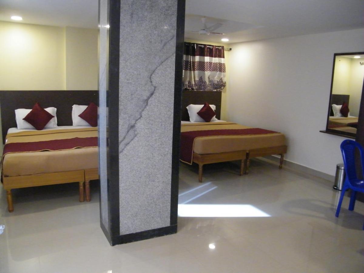 The White House Residency Hotel Chennai Esterno foto